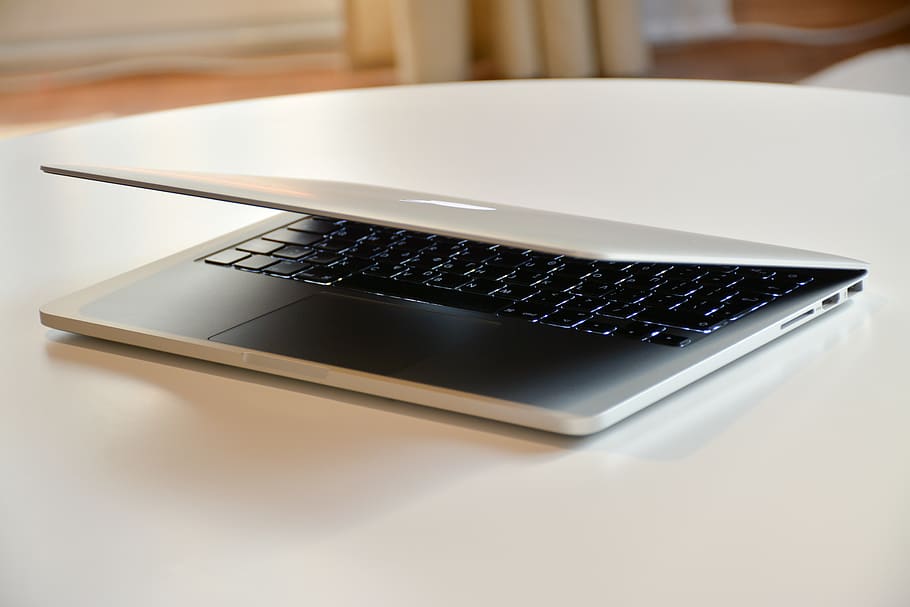 hoch, Winkelsicht, Handy, Mobiltelefon, Telefon, Apfel, Elektronik, Laptop, drinnen, Verbindung, kabellose Technologie, Technologie, keine Leute, Kommunikation, Nahansicht, Portabilität, High Angle View, Studioaufnahme, Tabelle, Bequemlichkeit, schwarze Farbe, Fokus auf den Vordergrund, kopieren sie platz, Computer, einzelnes Objekt, Geschäft, 5K