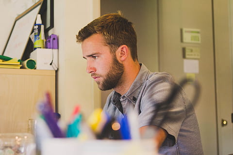 homme, gars, barbe, Bureau, travail, Provisions, chemise, affaires, personnes, une personne, à l'intérieur, photo du visage, Hommes, les jeunes hommes, jeune adulte, concentration, Occupation, portrait, mise au point sélective, Vrais gens, regardant, adulte, la créativité, table, professionnel de la conception, 5K, CC0, domaine public, libre de droits