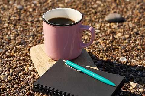 taccuino, penna, nero, scrivere, leggere, autore, poeta, Nota, il lavoro, lavoro, scuola, corso, alunno, carta, studia, gli appunti, pagina, documento, articolo, formazione scolastica, caffè, caldo, prima colazione, mattina, caffeina, bere, tazza, rinfresco, cibo e bevande, boccale, tazza di caffè, natura morta, nessuno, avvicinamento, caffè - bevanda, freschezza, concentrarsi sulle conoscenze acquisite, bevanda calda, natura, tè, in casa, colore rosa, cibo, tavolo, vasellame, tazza di tè, 5K, CC0, dominio pubblico, privo di copyright