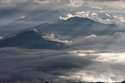 Serra, cobert, núvols, muntanya, capa, núvol, cel, raig, boira, naturalesa, paisatge, èpica, des de dalt, blau, blanc, manta de núvol, místic, himalaya, viatjar, aventura, vista, a l'aire lliure, núvol - cel, cloudscape, temps, escenics, bellesa a la natura, fons, alt, dia, aire, estiu, tempesta, cel dramàtic, cim de muntanya, cap gent, núvol de cúmuls, espai, meteorologia, 5K, CC0, domini públic, lliure de regalies
