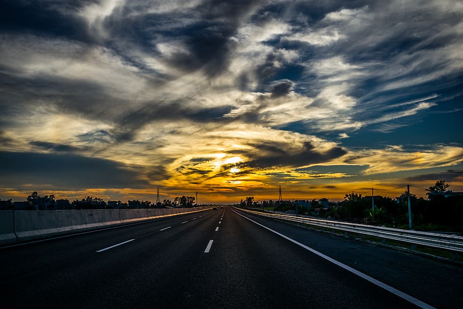 hovedvej, himmel, Sky, solnedgang, aften, rejse, udtrykkelig måde, turisme, blå, vej, hurtig, sky - himmel, transportmidler, retning, vejen frem, symbol, skilt, faldende perspektiv, natur, ingen mennesker, vejmærkning, mærkning, forsvindingspunkt, by, orange farve, arkitektur, skønhed i naturen, skillelinje, multiple lane motorvej, overflade niveau, 5K