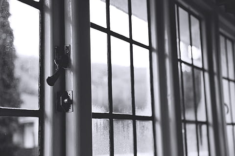 finestra, metallo, giorno, in casa, concentrarsi sulle conoscenze acquisite, trasparente, vetro - materiale, nessuno, sicurezza, avvicinamento, protezione, natura, cielo, grattugiare, architettura, messa a fuoco selettiva, griglia, telaio della finestra, 5K, CC0, dominio pubblico, privo di copyright