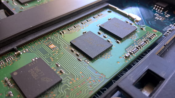 goud, een deel, computer, elektronica, spaander, zwart, groen, makro, hardware, mobiel, laptop, in socket, geheugen, RAM, technologie, printplaat, computerchip, elektronische industrie, industrie, computerapparatuur, uitrusting, verbinding, ingewikkeldheid, moederbord, computer deel, processor, detailopname, geen mensen, elektrische apparatuur, elektrische component, binnenshuis, selectieve aandacht, modern, stroomvoorziening, wereldwijde communicatie, 2K, CC0, publiek domein, royaltyvrij