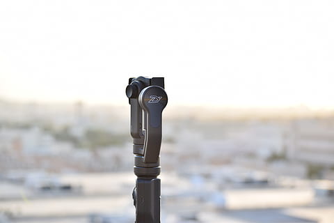 svart kamera stativ, by, nikon, moderne, Zhiyun, stabilisator, fokusere på forgrunnen, arkitektur, teknologi, himmel, dag, kikkert, ingen folk, bybildet, mynt operert, overvåkning, mynt-opererte kikkert, natur, utendørs, bygge eksteriør, klar himmel, fotografering temaer, sikkerhet, bygget struktur, kopiere plass, håndholdt teleskop, digitalkamera, 5K, CC0, offentlig domene, opphavsrett gratis