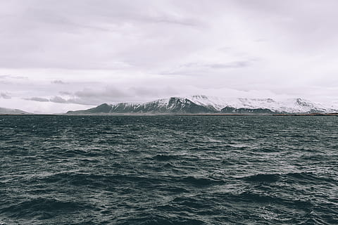 Wolken, Berg, Natur, Ozean, Meer, seelandschaft, Himmel, Schnee, Wasser, Rau, windig, Schönheit in der Natur, Ufergegend, Szenen - Natur, wolke - himmel, ruhige Szene, Ruhe, Tag, keine Leute, Nicht-städtische Szene, kalte Temperatur, Gebirge, idyllisch, Winter, draußen, schneebedeckter Berg, Kraft in der Natur, 5K, CC0, gemeinfrei, lizenzfrei