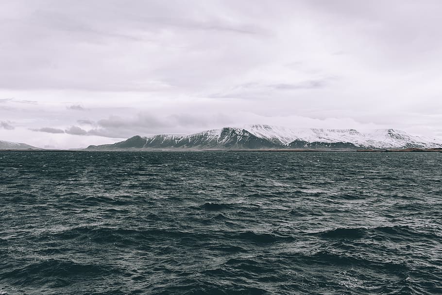 Wolken, Berg, Natur, Ozean, Meer, seelandschaft, Himmel, Schnee, Wasser, Rau, windig, Schönheit in der Natur, Ufergegend, Szenen - Natur, wolke - himmel, ruhige Szene, Ruhe, Tag, keine Leute, Nicht-städtische Szene, kalte Temperatur, Gebirge, idyllisch, Winter, draußen, schneebedeckter Berg, Kraft in der Natur, 5K