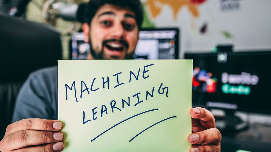 ultima tecnologia, tecnologia, programmazione, apprendimento automatico, comunicazione, cartello, attività commerciale, in casa, persone, adulto, uomini, concentrarsi sulle conoscenze acquisite, maschi, testo, occupazione, questioni sociali, carta, detenzione, Messaggio, emozione, parte del corpo umano, mano, contemplazione, 2K