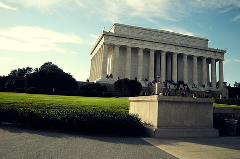 Edificio commemorativo di Lincoln # 2, architettura, costruzione, monumenti, cielo, colonna architettonica, pianta, erba, struttura costruita, esterno dell'edificio, natura, destinazioni di viaggio, nuvola - cielo, albero, nessuno, storia, il passato, prato, giorno, memoriale, città, all'aperto, monumento, neoclassico, siepe, palazzo di giustizia, 2K