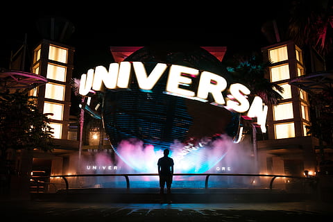 Mann, Stehen, Vorderseite, Universal-, Studio, Welt, Globus, Ball, orb, Person, städtisch, Brunnen, Nebel, sprühen, Zeichen, Text, Wort, Stadt, Nacht-, dunkel, silhoutte, geheimnisvoll, beleuchtet, städtische Szene, Stadt leben, Menschen, Neonlicht, Lichtanlage, Straße, Nachtleben, draußen, Gebäudehülle, gebaute Struktur, Frau, Strassenlicht, Weihnachten, die Architektur, 5K, CC0, gemeinfrei, lizenzfrei