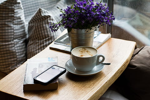 Papier-, Hinweis, Buch, Tabelle, Vase, Blume, Lavendel, Pflanzen, Dekor, Handy, iphone, Apfel, Gadgets, Essen und Trinken, blühende Pflanze, Tasse, Getränk, Becher, Frische, Kaffee, Erfrischung, Kaffeetasse, Kaffee trinken, Pflanze, drinnen, Untertasse, Geschirr, Stillleben, Holz - Material, Natur, keine Leute, heisses Getränk, Tablett, Kaffetisch, lila, Teetasse, alkoholfreies Getränk, 1080P, CC0, gemeinfrei, lizenzfrei
