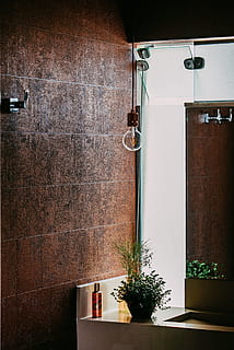bagno, luce, lampadina, parete, interior design, ombra, bicchiere, architettura, arredamento, minimo, sfondo, pulito, design, in casa, bagno domestico, moderno, stanza domestica, rubinetto, interno di casa, lusso, nessuno, decorazione, eleganza, appartamento, caratteristica della parete, specchio, stili di vita, Lavello, Casa, finestra, fiore, stile, scarso, doccia, vasca da bagno, 4K, CC0, dominio pubblico, privo di copyright