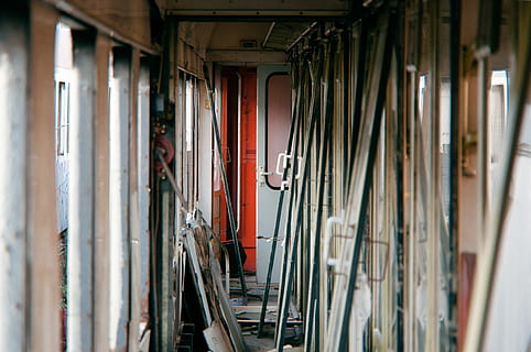 treno, porta, finestra, vecchio, interno, urbano, urbex, camera, abbandonato, rotto, relitto, porte, industria, scadente, oggetto, in casa, nessuno, architettura, metallo, giorno, struttura costruita, scelta, variazione, legno - materiale, sospeso, avvicinamento, costruzione, tessile, tenda, sicurezza, Entrata, multicolore, 4K, CC0, dominio pubblico, privo di copyright