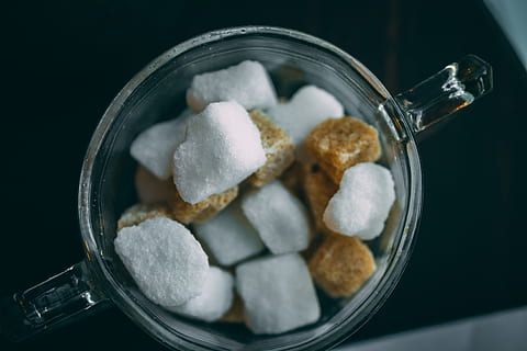 tè, zucchero, cubi, grumi, grumo, cubo, bicchiere, maniglia, Marrone, bianca, dolce, additivi, caffè, in casa, cibo, girato in studio, cibo e bevande, avvicinamento, zolletta di zucchero, nessuno, utensile da cucina, natura morta, cibo dolce, contenitore, sfondo nero, mangiare malsano, attrezzature domestiche, vaso, cucchiaio, assistenza sanitaria e medicina, eccesso, vassoio, 4K, CC0, dominio pubblico, privo di copyright