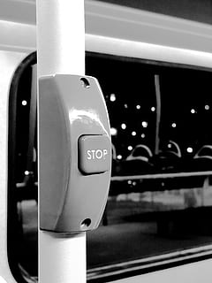 Bus, halt, Schild, Taste, der Verkehr, Nahansicht, Transport, Fokus auf den Vordergrund, Fahrzeuginnenraum, drinnen, Kommunikation, Transportmittel, keine Leute, beleuchtet, Technologie, Nummer, Landfahrzeug, Auto, öffentliche Verkehrsmittel, Kraftfahrzeug, Text, Schienenverkehr, Metall, Druckknopf, 5K, CC0, gemeinfrei, lizenzfrei