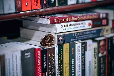 fisico, placcato oro, moneta etereum criptovaluta, superiore, libri., testo, comunicazione, sceneggiatura occidentale, nessuno, pubblicazione, copione, sceneggiatura non occidentale, libro, in casa, messa a fuoco selettiva, architettura, formazione scolastica, avvicinamento, collezione, di fila, preparativi, giorno, mensola, 5K, CC0, dominio pubblico, privo di copyright
