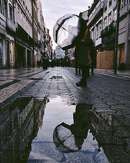 charco, persona, humano, camino, pasarela, ropa, vestir, capa, urbano, Reflexión modelo lluvioso día charco paraguas vida en la calle gente darksky viajar fotografía cosecha retro colorido impermeable frío, pueblo, ciudad, edificio, metrópoli, pavimento, acera, sobretodo, esfera, céntrico, edificio de oficinas, arquitectura, estructura construida, exterior del edificio, una persona, agua, paraguas, longitud total, mojado, gente real, calle, vista trasera, estilos de vida, naturaleza, lluvia, para caminar, el camino a seguir, temporada de lluvias, al aire libre, 4K, CC0, dominio público, libre de derechos