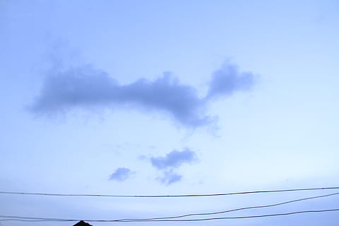 núvol, cel, cable, núvol - cel, electricitat, vista d’angle baix, línia elèctrica, cap gent, tranquil·litat, blau, bellesa a la natura, naturalesa, connexió, Font d'alimentació, escenics - natura, generació de combustible i energia, escena tranquil·la, tecnologia, a l'aire lliure, dia, poder, línia telefònica, 5K, CC0, domini públic, lliure de regalies