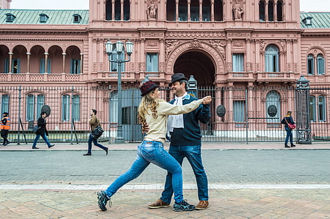 argentina, tango, arquitectura, exterior de l'edifici, estructura construïda, persones reals, longitud completa, grup de persones, ciutat, arc, roba casual, gent, dia, homes, cultura i entreteniment artístic, edifici, dones, història, celebració, el passat, activitat d'oci, instrument musical, a l'aire lliure, 5K, CC0, domini públic, lliure de regalies