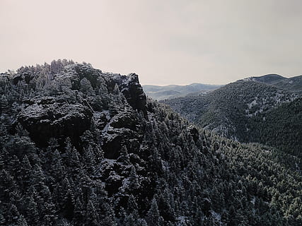 arbres, muntanya, penya-segat, fons, fons de pantalla, muntanyes, muntanya rocosa, neu, naturalesa, desert, salvatge, fotografia aèria, paisatge, hivern, senderisme, a l'aire lliure, fora, planta, cel, arbre, bellesa a la natura, escenics - natura, tranquil·litat, escena tranquil·la, escena no urbana, cap gent, medi ambient, dia, creixement, Serra, terra, remot, rock, idíl·lic, formació, arbre de coníferes, cim de muntanya, 4K, CC0, domini públic, lliure de regalies