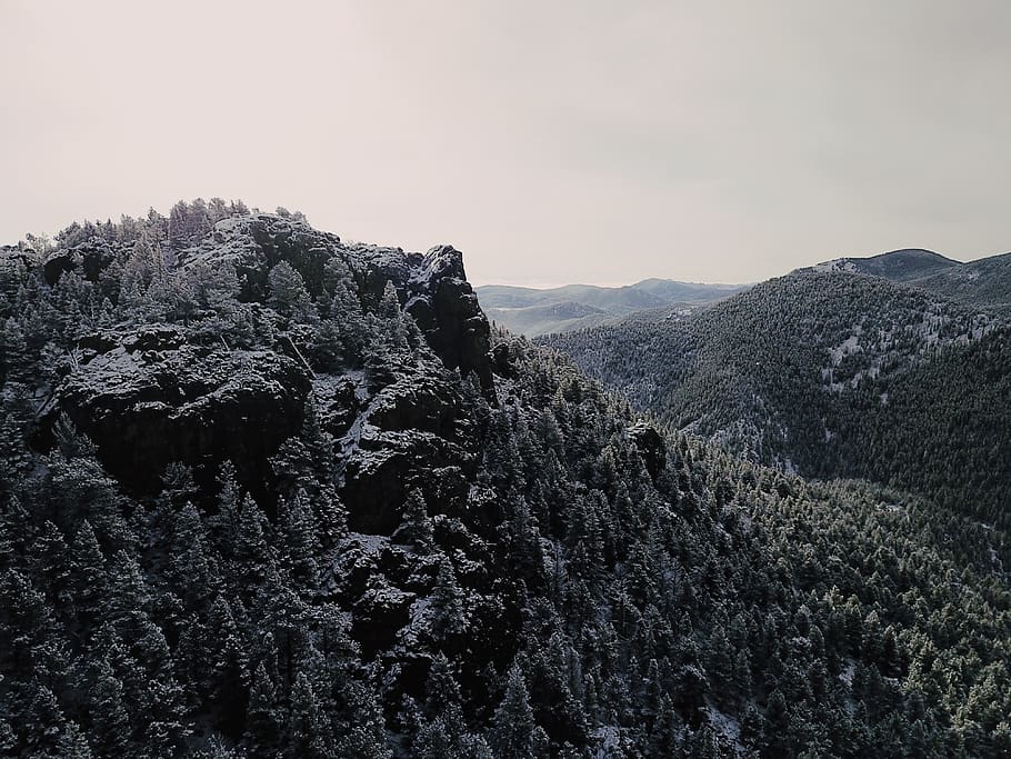 arbres, muntanya, penya-segat, fons, fons de pantalla, muntanyes, muntanya rocosa, neu, naturalesa, desert, salvatge, fotografia aèria, paisatge, hivern, senderisme, a l'aire lliure, fora, planta, cel, arbre, bellesa a la natura, escenics - natura, tranquil·litat, escena tranquil·la, escena no urbana, cap gent, medi ambient, dia, creixement, Serra, terra, remot, rock, idíl·lic, formació, arbre de coníferes, cim de muntanya, 4K