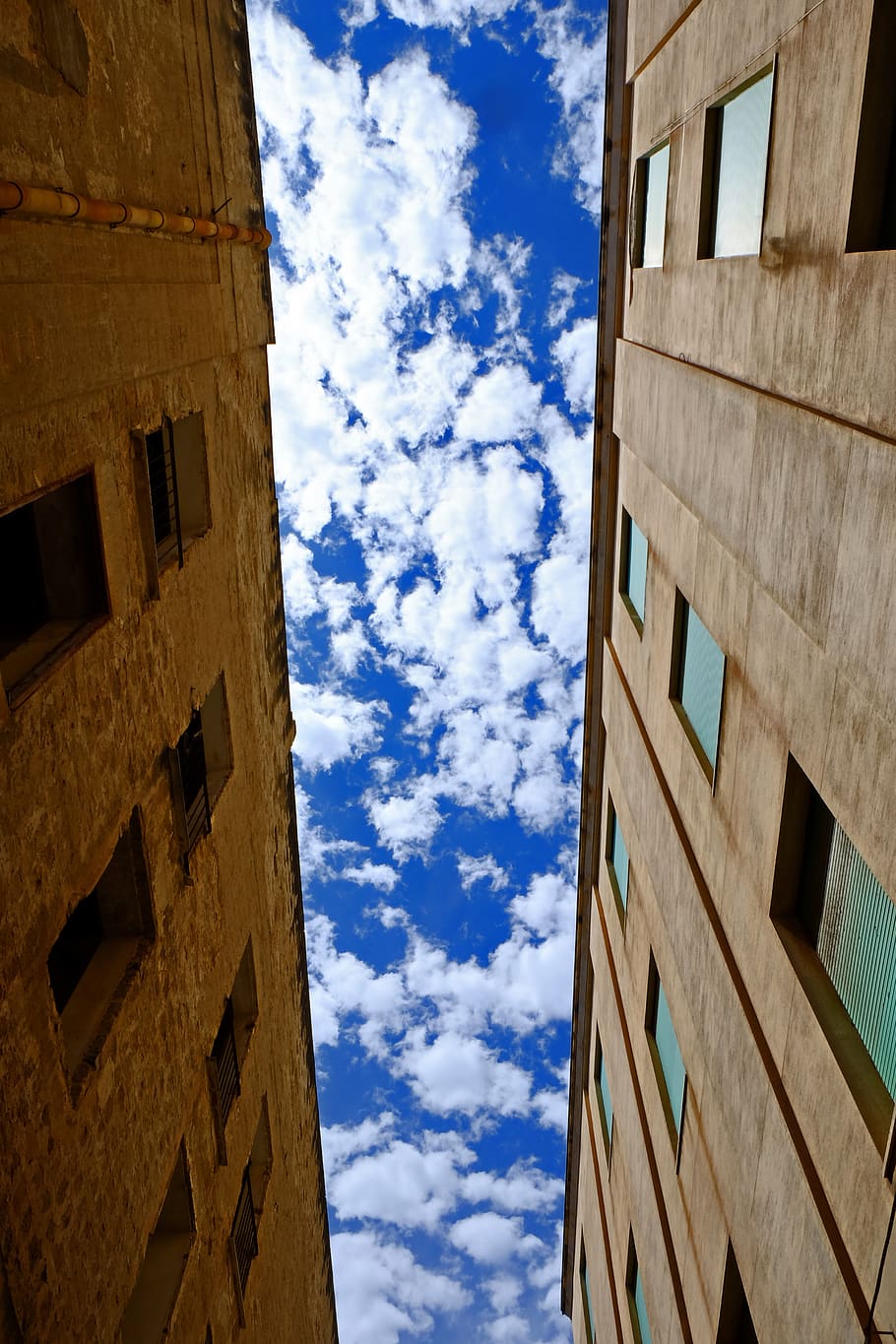 Basso, fotografia ad angolo, Marrone, calcestruzzo, costruzione, bianca, nuvoloso, blu, cielo, giorno, edifici, nuvole, prospettiva, architettura, struttura costruita, esterno dell'edificio, Inquadratura dal basso, nuvola - cielo, nessuno, finestra, natura, città, all'aperto, direttamente sotto, quartiere residenziale, caratteristica della parete, luce del sole, parete, storia, 4K
