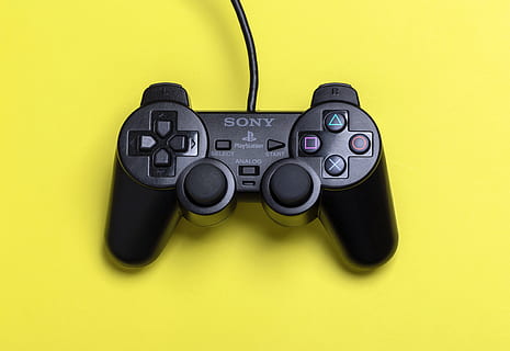 noir, sony, ps2, dualshock, 2, fermer, contrôle, manette, conception, dispositif, électronique, équipement, une manette, moderne, Plastique, playstation, commutateurs, La technologie, fond jaune, jaune, à l'intérieur, prise de vue en studio, personne, couleur noire, bouton poussoir, câble, la musique, vue grand angle, électricité, fond coloré, coupé, directement au-dessus, lien, nature morte, la communication, clavier, 4K, CC0, domaine public, libre de droits