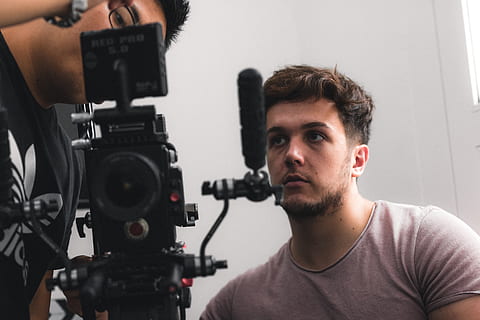 Două, om, holbat, aparat foto, persoană, uman, trepied, Electronică, cameră video, fotografie, proiector, fotograf, studio, păr, raft, față, portret, ecran LCD, ecran, Monitor, afişa, cale, televizor, tehnologie, ocupaţie, în interior, fotografii tematice, bărbați, lovitură de cap, Industrie cinematografică, cameraman, o persoana, filmare, arta culturii și divertismentului, comunicare, ocupație profesională, a închide, adult, aparat de fotografiat - echipament fotografic, lentilă - ochi, video, coafura, 5K, CC0, domeniu public, fără drepturi de autor