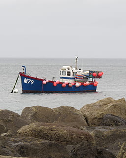Großbritannien, Stapelstange, Meer, Boot, Trawler, Wasser, Transport, Wasserfahrzeug, Himmel, Transportmittel, Strand, Natur, keine Leute, Rock, Tag, Land, Horizont, Horizont über Wasser, Rock - Objekt, solide, Szenen - Natur, Schönheit in der Natur, Ruhe, 2K, CC0, gemeinfrei, lizenzfrei