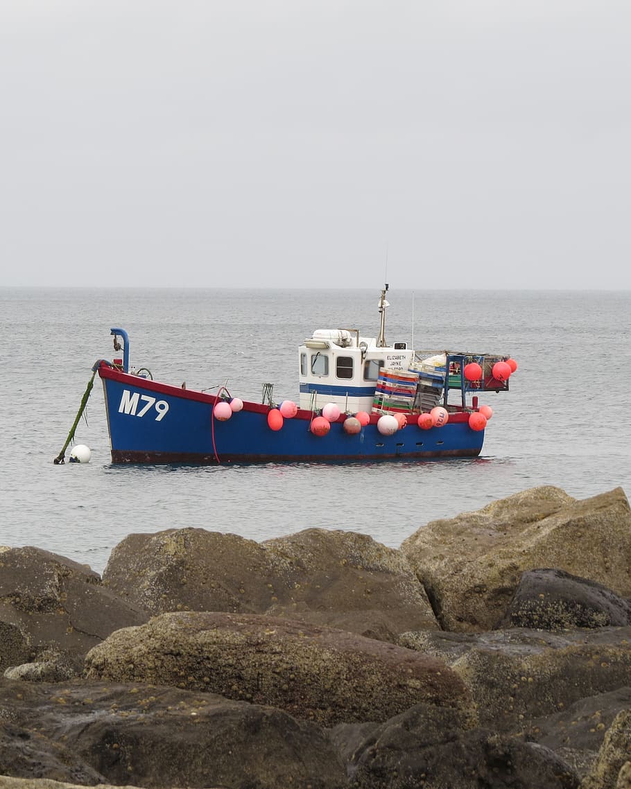 Großbritannien, Stapelstange, Meer, Boot, Trawler, Wasser, Transport, Wasserfahrzeug, Himmel, Transportmittel, Strand, Natur, keine Leute, Rock, Tag, Land, Horizont, Horizont über Wasser, Rock - Objekt, solide, Szenen - Natur, Schönheit in der Natur, Ruhe, 2K