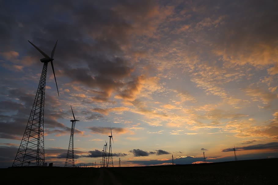 a l'aire lliure, feild, cel, nit, sol, posta de sol, molins de vent, país, primavera, estiu, conservació del medi ambient, generació de combustible i energia, núvol - cel, energia renovable, tecnologia, energia alternativa, turbina, vista d’angle baix, energia eòlica, aerogenerador, medi ambient, silueta, naturalesa, cap gent, color taronja, arquitectura, bellesa a la natura, recursos sostenibles, Font d'alimentació, 5K