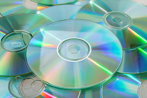 fons, en blanc, blau, cd, dades, disc, dvd, entreteniment, plàstic, disc compacte, cercle, forma geomètrica, ciència, forma, cap gent, tir de l'estudi, multicolor, tecnologia, educació, transparent, resum, recerca, compost digital, ordinador, llum - fenomen natural, vidre - material, 2K, CC0, domini públic, lliure de regalies