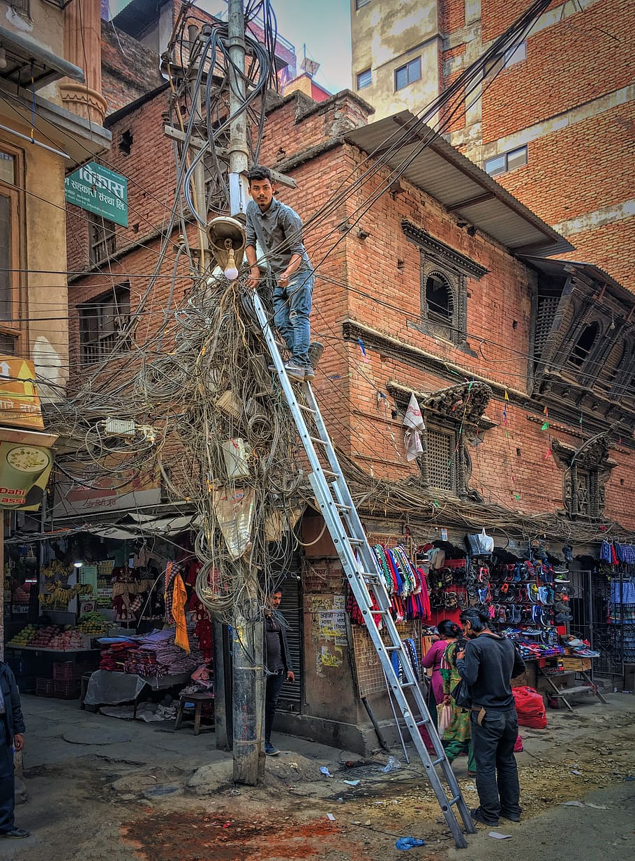 město, člověk, kabel, nepořádek, silnice, městský, kathmandu, proud, pracovníků, hlava, strommast, nebezpečný, domy, budova, architektura, Tibet, stavba, exteriér budovy, skutečných lidí, den, muži, náhodné osoby, venku, lidé, plná délka, Příroda, ženy, skupina lidí, rezidenční čtvrti, životního stylu, starý, zeď, opuštěný, složitost, 4K