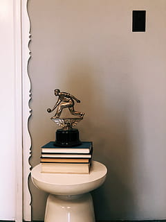 Trofeu, a l'interior, funció de construcció de parets, cap gent, primer pla, bany, metall, dia, Color blanc, equips d’il·luminació, natura morta, habitació domèstica, aixeta, bany domèstic, higiene, casa, estil retro, timbre, 4K, CC0, domini públic, lliure de regalies