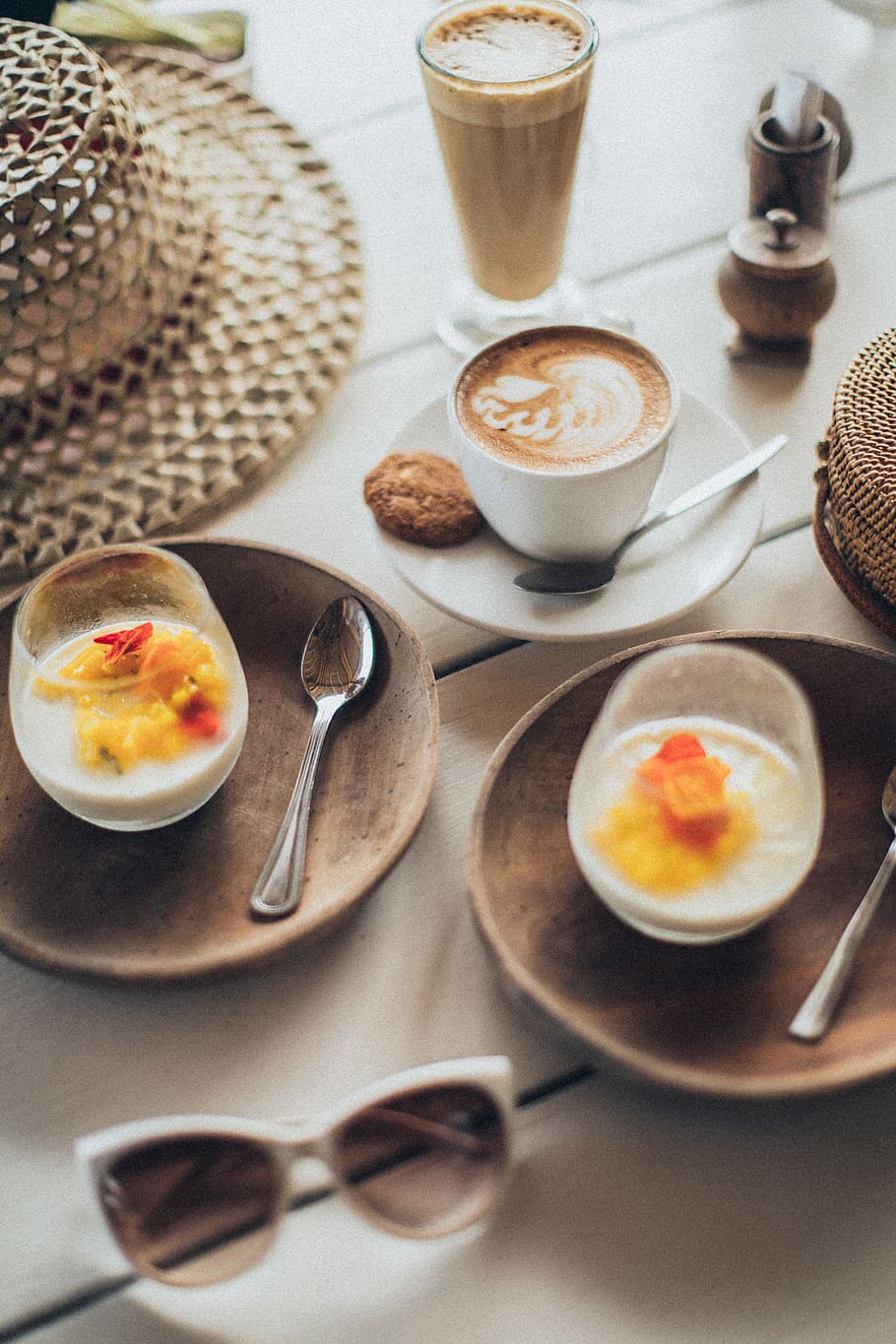 latte, dos, postres, gots, cafeïna, ceràmica, xocolata, primer pla, cafè, tassa de cafè, beguda de cafè, cookie, tassa, tassa de café, deliciós, begudes, menjar, barret, calenta, art latte, plaques, ulleres de sol, dolços, saborós, culleradeta, menjar i beguda, utensili per menjar, beure, estri de cuina, taula, cullera, refresc, cafè - beguda, esmorzar, frescor, ou, alimentació saludable, placa, a l'interior, cap gent, vaixella, ou fregit, 5K