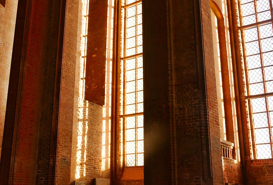 lys, gotisk, arkitektur, sten-, skygge, kirke, kirke vindue, mursten, historisk, vindue, indendørs, gardin, lav vinkel visning, ingen mennesker, sollys, dag, bygget struktur, tekstil, historie, bygning, arkitektoniske kolonne, fortiden, rejsemål, natur, mønster, glas - materiale, sikkerhed, 5K