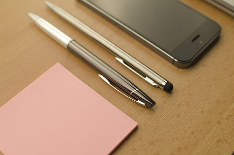 obuolys, technologijos, mac, Lipnūs lapeliai, švirkštimo priemonė, Pastabos, rožinis, „iPhone“, juoda, mediena, lentelė, aukšto kampo vaizdas, patalpose, natiurmortas, belaidžio ryšio technologija, išmanusis telefonas, nėra žmonių, ryšį, Iš arti, nešiojamas informacijos įrenginys, komunikacijos, Mobilusis telefonas, rašymo priemonė, mediena - medžiaga, du objektai, objektų grupė, biuras, perkeliamumas, sidabro spalvos, 4K, CC0, Viešasis domenas, nemokamai