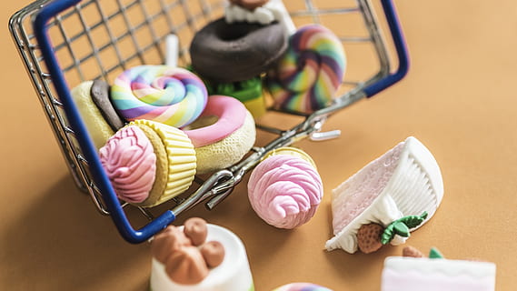 kunstig, baggrund, bageri, kurv, brød, Brun, bolle, kage, slik, børn, chokolade, tæt på, kollektion, farverig, fløde, cupcake, nuttet, indretning, dekoration, dekorative, lækker, dessert, donut, spise, uddannelse, sødt mad, sød, multi farvet, indendørs, mad, høj vinkel visning, overbærenhed, bord, mad og drikke, fokus på forgrunden, en person, glasur, kreativitet, beholder, usund spisning, fristelse, bakke, 4K, CC0, offentligt domæne, royaltyfrie
