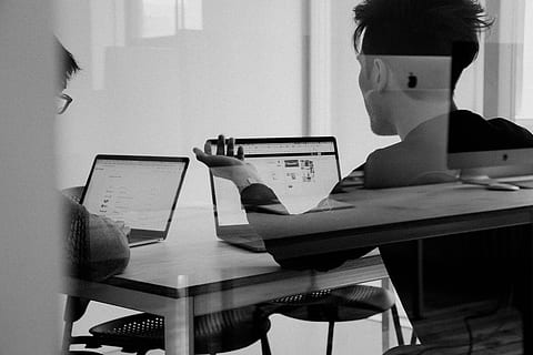 uomo che usa il macbook, in casa, tavolo, formazione scolastica, una persona, apprendimento, persone reali, tecnologia, libro, scrivania, seduta, pubblicazione, studiando, tecnologia wireless, donne, computer, carta, detenzione, attività, attività di svago, lampada elettrica, 5K, CC0, dominio pubblico, privo di copyright