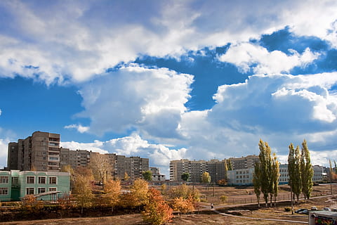 con2011, himmel, scene, arkitektur, sky - himmel, bygge eksteriør, bygget struktur, bygning, natur, by, ingen folk, tre, boligområde, dag, anlegg, sollys, bybildet, blå, utendørs, reisemål, historie, hus, leilighet, 2K, CC0, offentlig domene, opphavsrett gratis