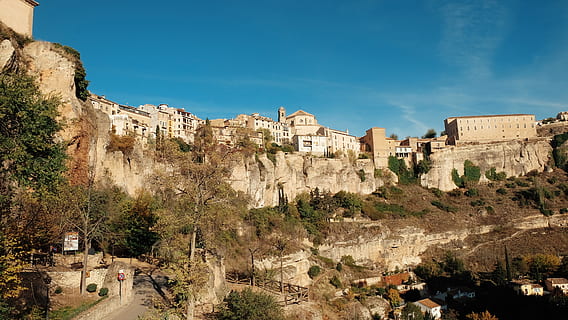 cuenca, Spanien, alt, Stadt, Felsenstadt, die Architektur, Baum, gebaute Struktur, Pflanze, Himmel, Geschichte, Natur, die Vergangenheit, Gebäudehülle, Tag, keine Leute, Gebäude, Berg, Reise, draußen, Rock, Felsformation, Fort, Reiseziele, uralt, alte Zivilisation, 4K, CC0, gemeinfrei, lizenzfrei