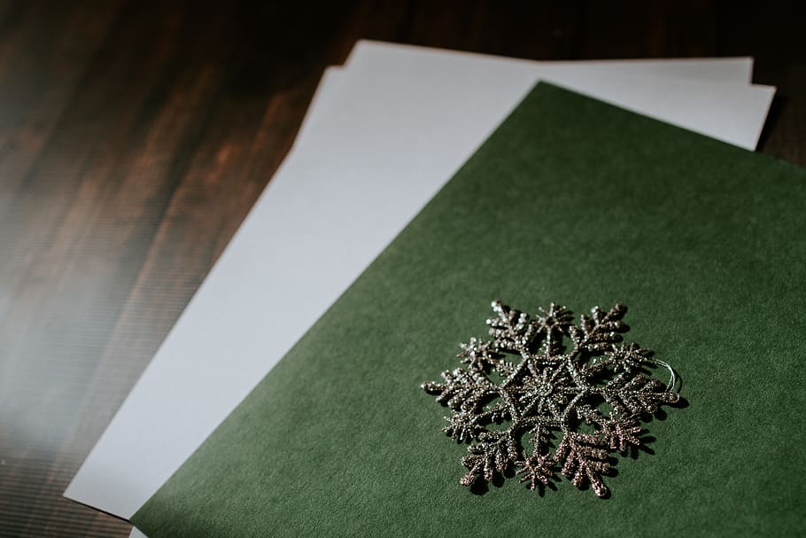decoració de flocs de neu gris, accessoris, accessori, joieria, fusta, ornament, diamant, pedres precioses, floc de neu, fermall, paper, verd, festa, Nadal, pis, artesania, espurna, enquadernador de fitxers, carpeta d'arxius, fusta contraxapada, jade, a l'interior, color verd, cap gent, natura morta, taula, vista d’angle alt, gran grup d'objectes, primer pla, Color blanc, tèxtil, naturalesa, enfocament selectiu, creativitat, planta, art i artesania, tir de l'estudi, patró, 5K