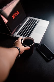 persona, raggiungendo, boccale, caffè, macbook, professionista, spazio, grigio, iphone 6, braccio, buio, elettronica, mano, Internet, i phone, il computer portatile, latte art, tenere sotto controllo, portatile, schermo, tecnologia, mano umana, comunicazione, tecnologia wireless, una persona, tazza, parte del corpo umano, in casa, connessione, tazza di caffè, bere, detenzione, caffè - bevanda, computer, vista dall'alto, dispositivo di informazione portatile, sfondo nero, dito, 5K, CC0, dominio pubblico, privo di copyright