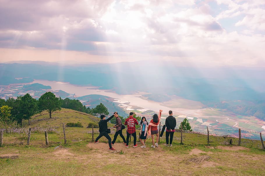 grup, gent, de peu, tanca, núvols, la llum del dia, medi ambient, amics, herba, turó, grup de persones, núvol - cel, cel, homes, muntanya, persones reals, bellesa a la natura, paisatge, escenics - natura, naturalesa, terra, camp, grup mitjà de persones, activitat d'oci, escena tranquil·la, planta, estils de vida, tranquil·litat, a l'aire lliure, 4K