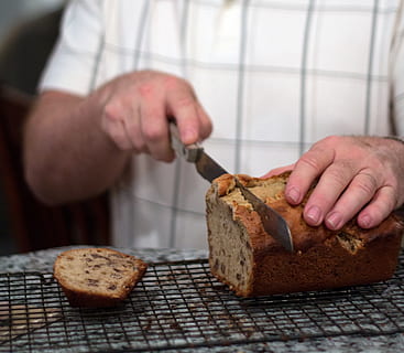 Brot, Schneiden, Messer, Mann, Hände, Laib, Urlaub, in Scheiben schneiden, Brotscheibe, Backen, menschliche Hand, Hand, menschliches Körperteil, Lebensmittel, eine Person, Vorbereitung, Essen und Trinken, drinnen, Nahansicht, Frische, Erwachsene, Besetzung, Wohlbefinden, Essen vorbereiten, halten, Mittelteil, gesundes Essen, Küche, Vollkornbrot, 2K, CC0, gemeinfrei, lizenzfrei