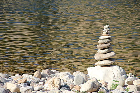 Stein, Haufen, Kieselstein, Stapel, Balance, gestalten, Stabilität, Meditation, Frieden, niemand, Harmonie, Anordnung, Zen, friedlich, Entspannung, gestapelt, Strand, still, See, Wasser, draußen, Rock, solide, Rock - Objekt, Stein - Objekt, Natur, Tag, keine Leute, Ruhe, Fokus auf den Vordergrund, Zen-like, Schönheit in der Natur, flach, Holzpfosten, 5K, CC0, gemeinfrei, lizenzfrei