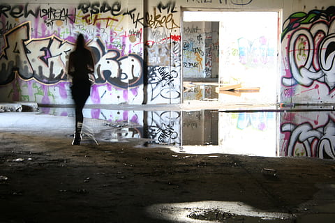 Graffiti, Farbe, Pfütze, Spritzen, Lauf, Laufen, verwischen, verfallen, verlassen, Mädchen, Frau, Kunst und Handwerk, Kreativität, die Architektur, Wandbau - Funktion, echte Menschen, gebaute Struktur, in voller Länge, Tag, Text, Menschen, Stehen, drinnen, Fenster, Darstellung, menschliche Darstellung, Freizeitbeschäftigung, unordentlich, 2K, CC0, gemeinfrei, lizenzfrei