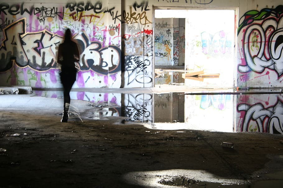 Graffiti, Farbe, Pfütze, Spritzen, Lauf, Laufen, verwischen, verfallen, verlassen, Mädchen, Frau, Kunst und Handwerk, Kreativität, die Architektur, Wandbau - Funktion, echte Menschen, gebaute Struktur, in voller Länge, Tag, Text, Menschen, Stehen, drinnen, Fenster, Darstellung, menschliche Darstellung, Freizeitbeschäftigung, unordentlich, 2K