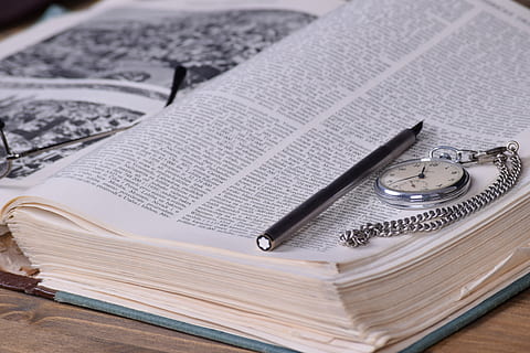 Bücher, Zeit, schreiben, Stift, Brille, Buch, Wissen, alt, Literatur, öffnen, Information, Studie, Bildung, Weisheit, Lehrbuch, lesen, studieren, retro, Veröffentlichung, Papier-, Stillleben, Nahansicht, drinnen, Tabelle, keine Leute, Seite, Text, Uhr, High Angle View, Religion, Geschichte, die Vergangenheit, Antiquität, Taschenuhr, gebundenes Buch, 5K, CC0, gemeinfrei, lizenzfrei