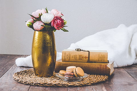 dorado, florero, clasificado, las flores, galletas, floración, floreciente, libros, envase, flora, comida, vaso, adentro, macarons, mantel, relajación, rústico, naturaleza muerta, hora, toalla, tradicional, vendimia, madera, de madera, mesa, flor, planta, frescura, planta floreciendo, nadie, naturaleza, belleza en la naturaleza, material de madera, bienestar, de cerca, comida y bebida, arreglo, textil, pared - característica de la construcción, arreglo floral, cabeza de flor, 5K, CC0, dominio público, libre de derechos