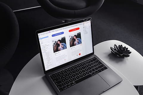 Silber Laptop-Computer, kabellose Technologie, Kommunikation, Technologie, Verbindung, Computer, Laptop, tragbares Informationsgerät, Internet, drinnen, Computernetzwerk, Tabelle, digitale Tablette, menschliche Darstellung, High Angle View, Nahansicht, Smartphone, keine Leute, Darstellung, Bildschirm, Surfen im Internet, soziales Netzwerk, 5K, CC0, gemeinfrei, lizenzfrei